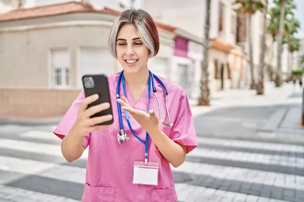 在城市里 年轻的高加索女医生正在用智能手机进行视频通话 — 图库照片