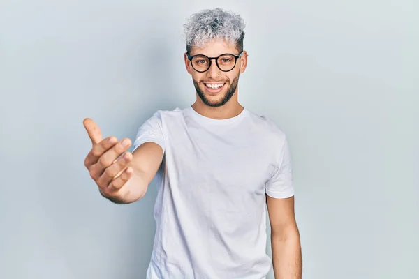 Modern Boyalı Saçlı Beyaz Tişörtlü Gözlüklü Dostane Bir Şekilde Gülümseyen — Stok fotoğraf