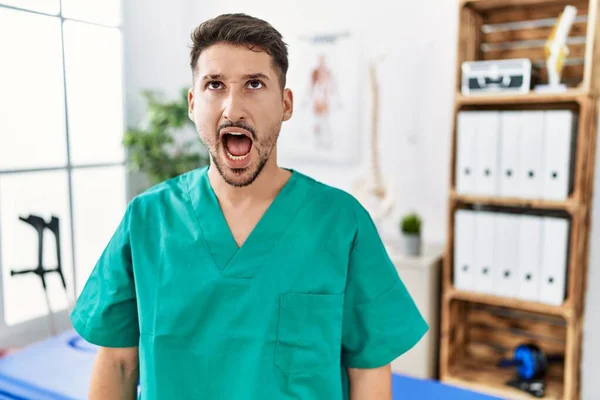 Een Jonge Fysiotherapeut Die Werkt Een Pijnkliniek Boos Boos Schreeuwend — Stockfoto