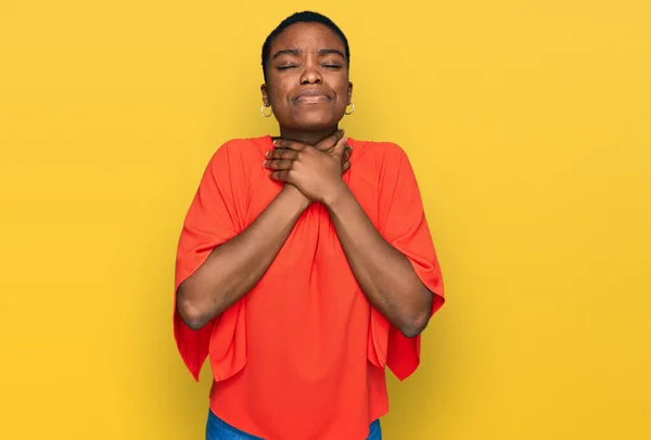 Mladá Afroameričanka Neformálním Oblečení Křičí Dusí Protože Bolí Zdravotní Problém — Stock fotografie