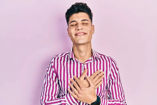 Jovem Hispânico Vestindo Roupas Casuais Sorrindo Com Mãos Peito Com — Fotografia de Stock