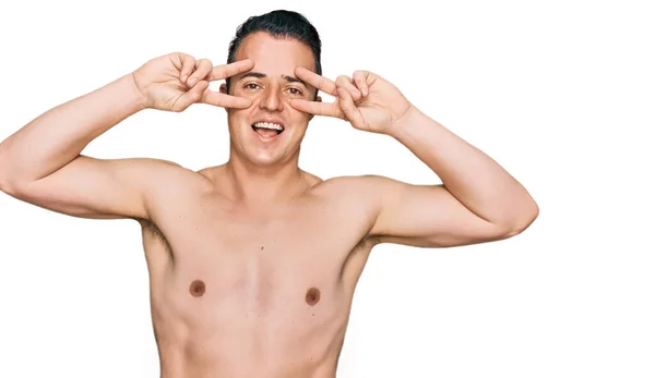 Knappe Jongeman Draagt Zwemkleding Zonder Shirt Doet Vredessymbool Met Vingers — Stockfoto