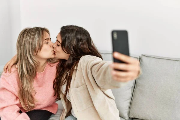 Mladý Pár Líbání Dělat Selfie Smartphonu Doma — Stock fotografie