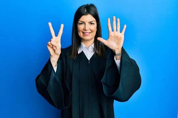 Молода Іспаномовна Жінка Уніформі Судді Показує Вказує Пальцями Номер Сім — стокове фото