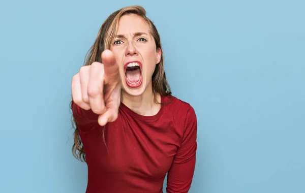 Mujer Rubia Joven Con Ropa Casual Señalando Disgustado Frustrado Cámara —  Fotos de Stock