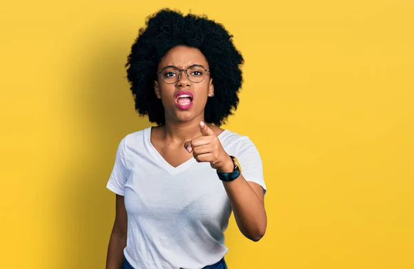 Mladá Afro Americká Žena Neformální Bílé Tričko Ukazuje Nespokojeně Frustrovaně — Stock fotografie