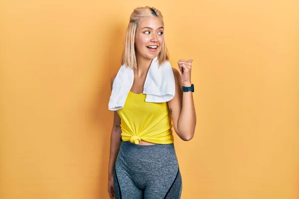 Schöne Blonde Sportlerin Trainingsoutfit Lächelt Mit Glücklichem Gesicht Und Zeigt — Stockfoto
