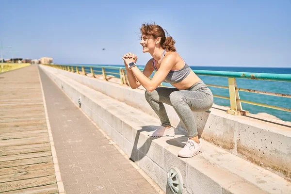 Genç Beyaz Kadın Deniz Kenarında Spor Giyim Eğitimi Alıyor — Stok fotoğraf