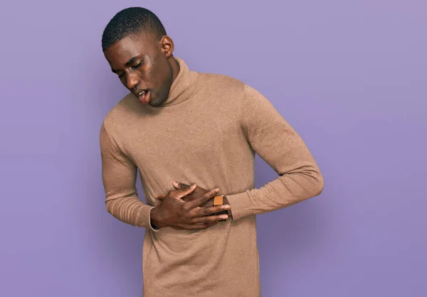 吐き気 痛みを伴う病気が具合が悪いので 若いアフリカ系アメリカ人男性は胃の上に手でカジュアルな冬のセーターを着ています キャッシュ コンセプト — ストック写真