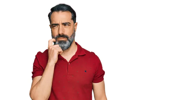 Man Van Middelbare Leeftijd Met Baard Casual Rood Shirt Serieus — Stockfoto