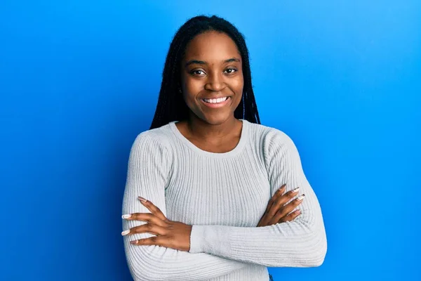 Afro Amerikaanse Vrouw Met Gevlochten Haar Casual Witte Trui Vrolijk — Stockfoto