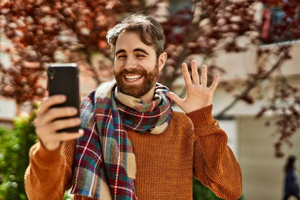 Caucásico Hombre Con Barba Haciendo Videollamada Saludando Teléfono Aire Libre —  Fotos de Stock