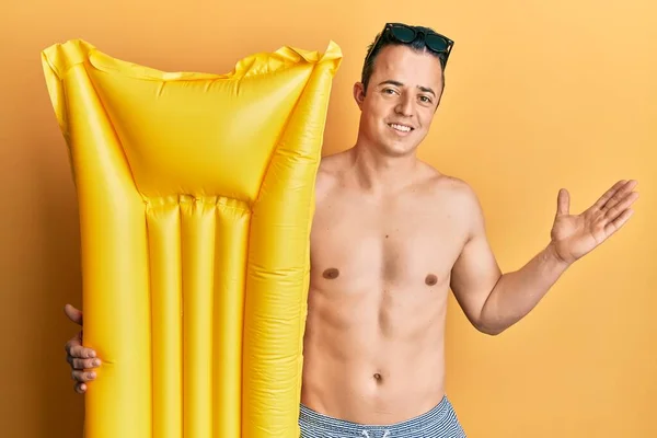 Handsome Young Man Wearing Swimsuit Holding Summer Float Celebrating Achievement — Stock Photo, Image