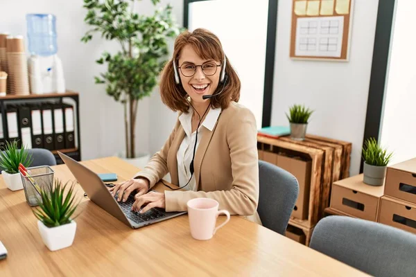 Joven Caucásico Call Center Agente Mujer Sonriendo Feliz Trabajando Oficina —  Fotos de Stock