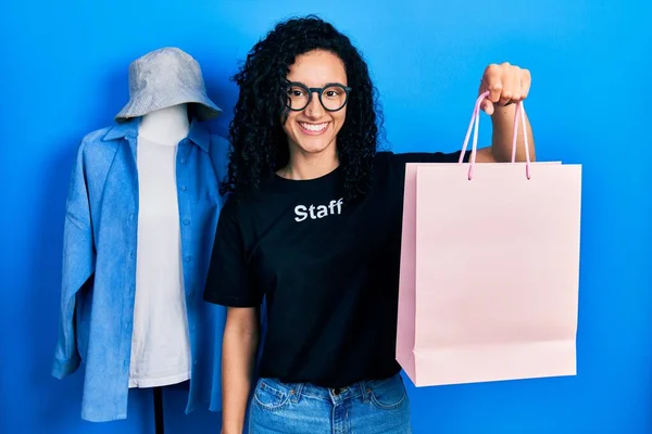 Mujer Hispana Joven Con Pelo Rizado Usando Camiseta Del Personal —  Fotos de Stock