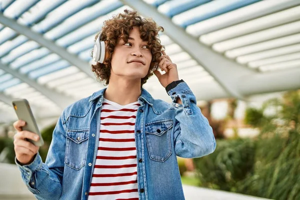 Νεαρός Ισπανός Που Ακούει Μουσική Από Smartphone Της Πόλης — Φωτογραφία Αρχείου