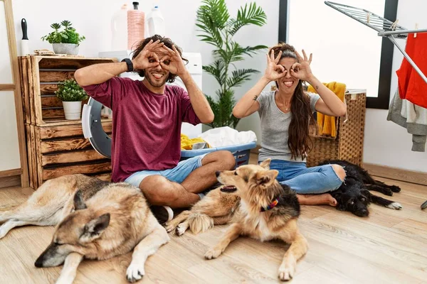 Junges Hispanisches Paar Das Wäsche Wäscht Mit Hunden Die Geste — Stockfoto