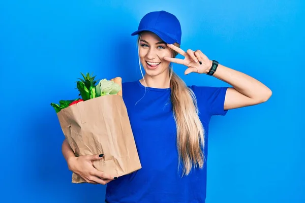 Jeune Femme Caucasienne Portant Uniforme Courrier Avec Des Épiceries Supermarché — Photo