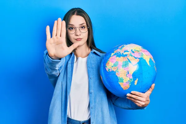 Joven Chica Hispana Sosteniendo Pelota Mundial Con Mano Abierta Haciendo — Foto de Stock