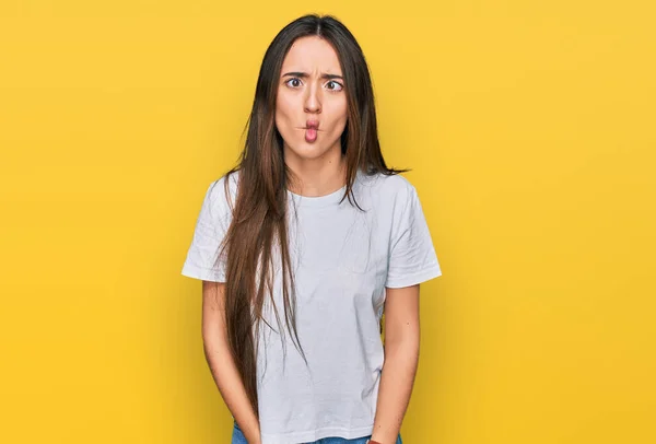 Joven Chica Hispana Con Camiseta Blanca Casual Haciendo Cara Pez —  Fotos de Stock