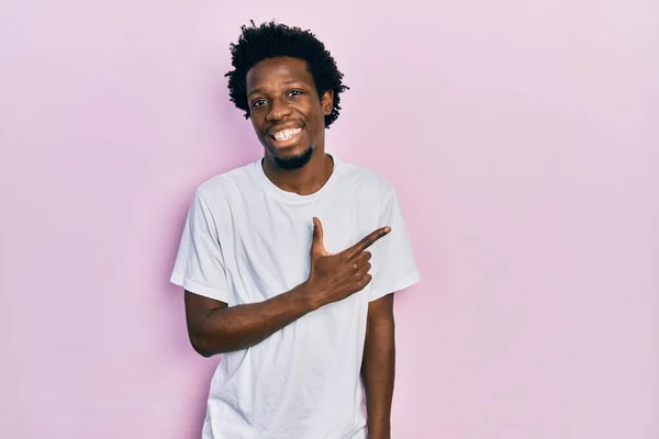 Νεαρός Αφροαμερικάνος Που Φοράει Casual Λευκό Shirt Χαρούμενο Χαμόγελο Στο — Φωτογραφία Αρχείου