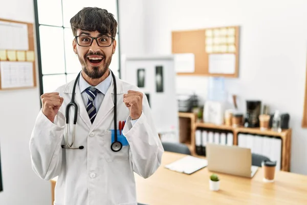 Hispanic Man Beard Wearing Doctor Uniform Stethoscope Office Celebrating Surprised — Stock Photo, Image