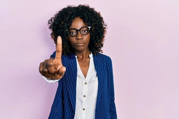 Молодая Африканская Американка Деловой Одежде Очках Показывая Пальцем Вверх Сердитым — стоковое фото