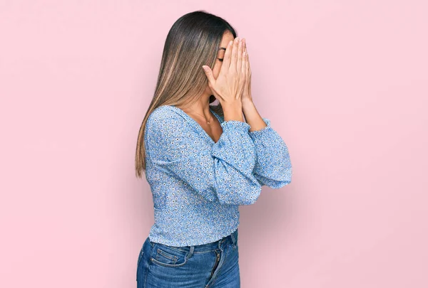 Jovem Hispânica Vestindo Roupas Casuais Com Expressão Triste Cobrindo Rosto — Fotografia de Stock