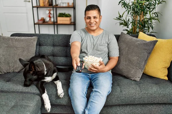 Jovem Hispânico Assistindo Filme Sentado Sofá Com Cão Casa — Fotografia de Stock