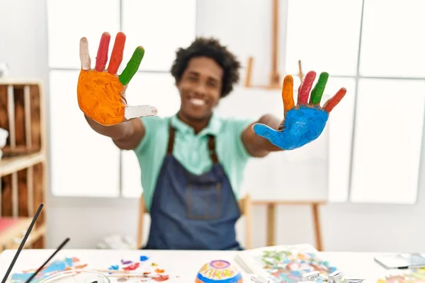 Junger Afrikanisch Amerikanischer Künstler Lächelt Glücklich Und Zeigt Farbige Palmenhände — Stockfoto