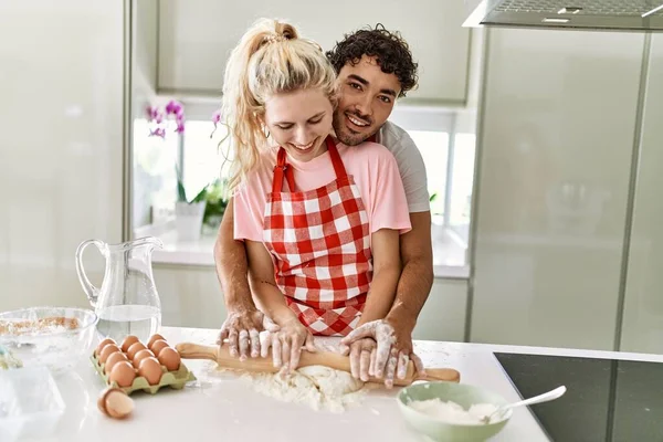 Jovem Casal Sorrindo Feliz Amassar Massa Farinha Com Mãos Cozinha — Fotografia de Stock