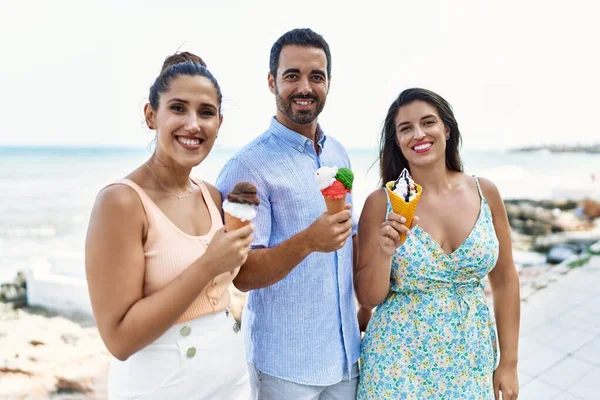 Tres Jóvenes Amigos Hispanos Sonriendo Felices Comiendo Helado Playa — Foto de Stock
