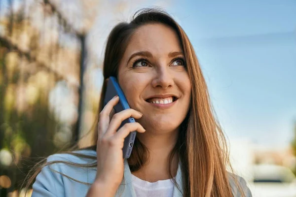 Joven Mujer Negocios Rubia Sonriendo Feliz Hablando Teléfono Inteligente Ciudad — Foto de Stock