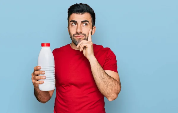 Homme Hispanique Avec Barbe Tenant Bouteille Litre Lait Visage Sérieux — Photo