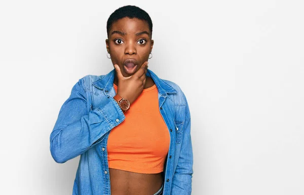 Young African American Woman Wearing Casual Clothes Looking Fascinated Disbelief — Stock Photo, Image