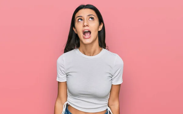 Jong Latijns Amerikaans Meisje Draagt Casual Wit Shirt Boos Gek — Stockfoto