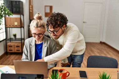 Ofiste çalışırken gülümseyen iki İspanyol iş adamı..