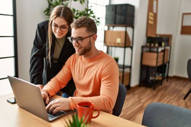 Ofiste çalışan ve kahve içen iki beyaz iş adamı..