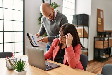 İş kadını ofisteki patronu için çok çalışıyor ve stresli..