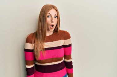 Genç İrlandalı kadın gündelik kıyafetler giyiyor. Şaşırmış ve korkmuş bir ifade, korku ve heyecanlı bir yüz ifadesi var.. 