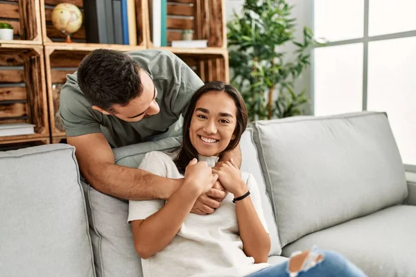 Jong Latijn Paar Zitten Bank Knuffelen Thuis — Stockfoto