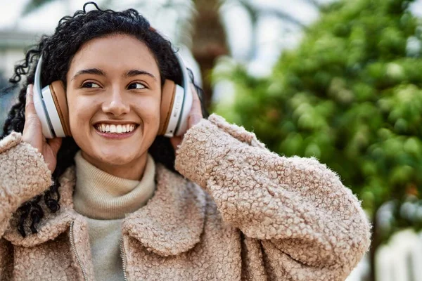 Νεαρή Ισπανίδα Γυναίκα Χαμογελά Αυτοπεποίθηση Ακούγοντας Μουσική Στο Πάρκο — Φωτογραφία Αρχείου