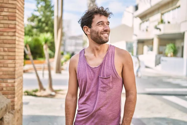 Jovem Hispânico Sorrindo Feliz Cidade — Fotografia de Stock