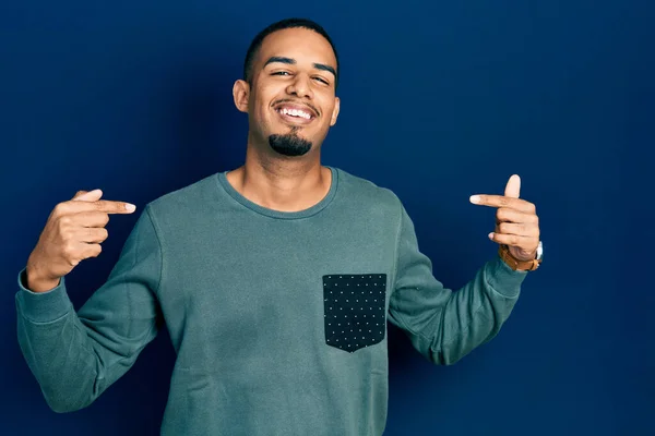 Jovem Afro Americano Vestindo Roupas Casuais Parecendo Confiante Com Sorriso — Fotografia de Stock