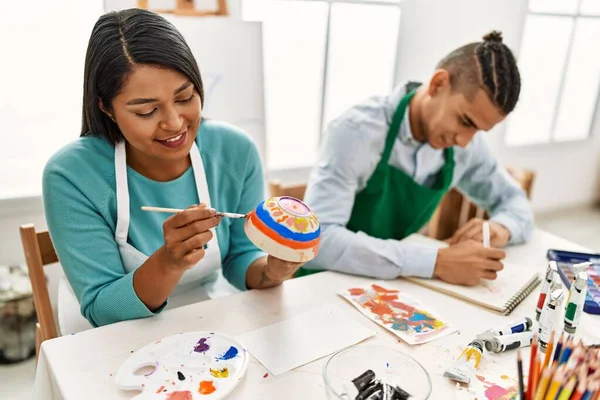 Joven Pareja Pintores Latinos Sonriendo Feliz Pintura Sentada Mesa Estudio — Foto de Stock