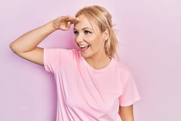 Mulher Loira Jovem Vestindo Camisa Casual Rosa Muito Feliz Sorrindo — Fotografia de Stock