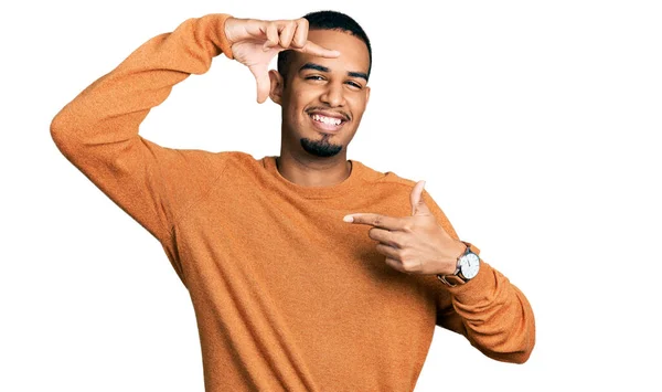 若いアフリカ系アメリカ人の男性が幸せな顔で手や指でフレームを作る笑顔カジュアルな服を着て 創造性と写真の概念 — ストック写真
