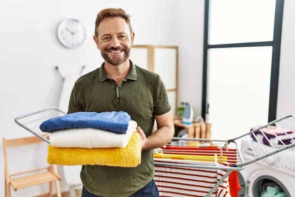 Medelålders Man Håller Vikt Tvätt Efter Strykning Leende Med Ett — Stockfoto