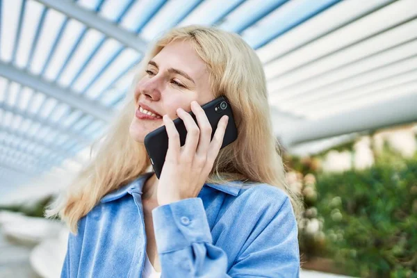 Junge Blonde Frau Einem Sonnigen Tag Freien Telefoniert — Stockfoto