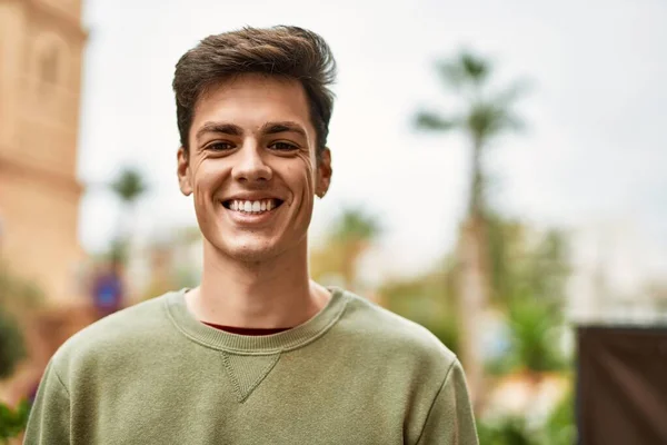 Jovem Hispânico Sorrindo Feliz Cidade — Fotografia de Stock